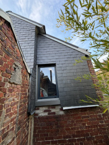 Photo de galerie - Essentage ardoise sur pignon avec habillage entourage de fenêtre en zinc quartz
