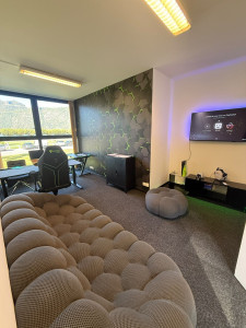 Photo de galerie - Espace bureau. Aménagement, pose moquette, pose télé, encastrement des câble dans l'existant extension électrique