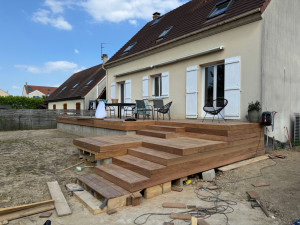 Photo de galerie - Terrasse en bois exotique pose sur mur de soutient en parpaing