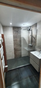 Photo de galerie - Rénovation salle de bain comprenant : tuyauterie, sanitaires, chauffage hydraulique, carrelage, peinture.