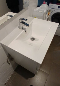 Photo de galerie - Réalisé le 6 février.
meuble, vasque branchement ainsi que le miroir.