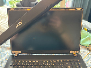 Photo de galerie - Remplacement backplate sur ordinateur ACER.