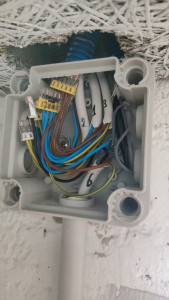 Photo de galerie - Repérage de câbles dans les boîtes de dérivation.
