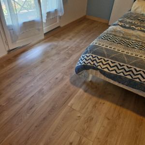 Photo de galerie - Pose de parquet dans une chambre avec plainte traveaux fini