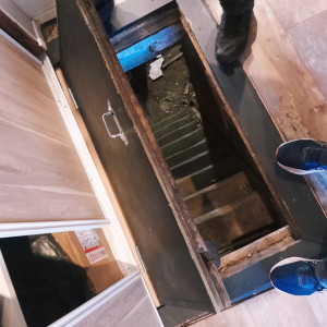 Photo de galerie -  Modification de la trappe d’accès au sous-sol : pose de tasseaux en chaîne, charnière, poignée et vérin