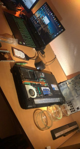 Photo de galerie - écran pc portable, disque dur/SSD, nettoyage virus, entretien