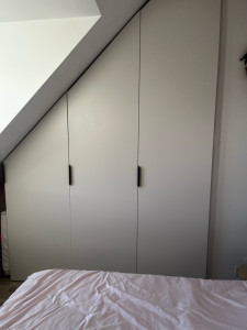 Photo de galerie - Aménagement de rangement sous combles avec porte battantes 
