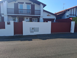 Photo de galerie - Couvertines et chapeaux carrelés, avec le ravalement 