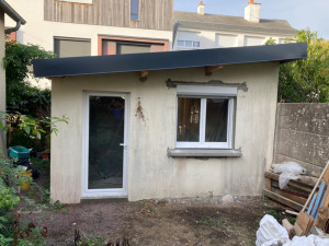 Photo de galerie - Agrandissement de l’encadrement de fenêtre, modification de celui de la porte et pose des menuiseries