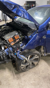 Photo de galerie - Réparation d’un véhicule en procédure, moteur changé et système hybride, boîte de vitesse changée, replacement d’une partie du châssis, redressement de carrosserie, réparation du faisceau moteur et de la boîte a fusible 