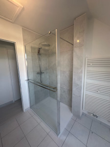 Photo de galerie - Installation d’une douche, avec bac posé au sol !