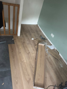 Photo de galerie - Pose de parquet réalisée avec soin, finition propre et professionnelle. »