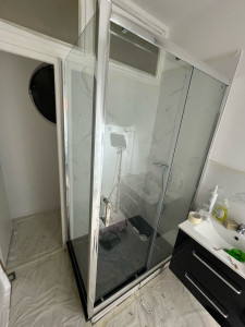 Photo de galerie - Installation de cabine de douche 