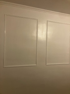 Photo de galerie - Pose des moulures sur le mur 