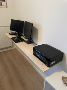 Photo de galerie - Mise en place d’un bureau sur équerres