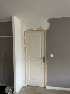 Photo de galerie - Pose d’une porte de séparation et placo. 