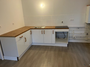 Photo de galerie - Montage et assemblage des meubles d’une cuisine + découpes du plan de travail pour insérer l’évier et la plaque de cuisson 