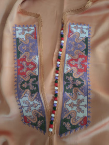 Photo de galerie - Couture du décolleté 