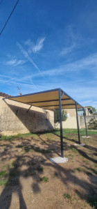 Photo de galerie - Fabrication d'un carport en métal avec une bâche étanche en couverture 