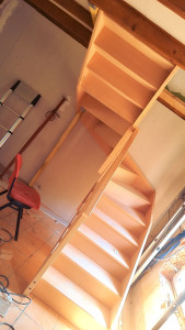 Photo de galerie - Pose d´un escalier tournant en 4 morceau 