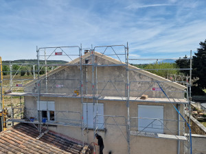 Photo de galerie - Réalisation d'un bandeaux en enduit sur les pignons 
