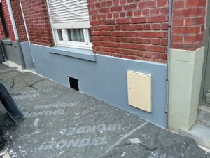 Photo de galerie - Mise en peinture d’un sous bassement et appuie de fenêtre 