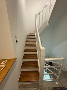 Photo de galerie - Décapage complet d’un escalier en bois, mise en peinture du garde, corps et des contremarche et pose d’une Lazure sur les marches