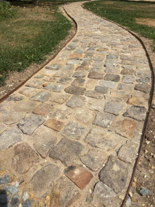 Photo de galerie - Réalisation chemin de pavés anciens 