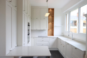 Photo de galerie - Installation complète d’une cuisine sur mesure avec un plan de travail en quartz. Un résultat élégant, fonctionnel et durable, pensé pour le confort au quotidien.  Lieu: Garches