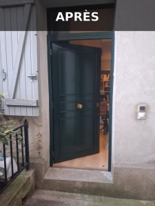 Photo de galerie - Résultat final après rénovation : porte d’entrée repeinte, finition propre et soignée.