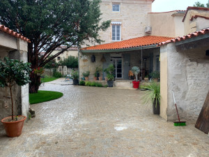 Photo de galerie - Menuiseries PVC avec volets roulant et lambrequin décoratif en façade (cache coffre de volet)