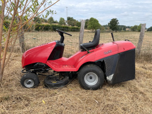 Photo de galerie - Débroussailleuse autoportée à louer pour tonte de jardin 