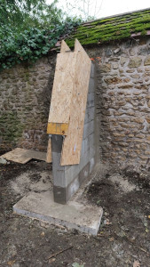 Photo de galerie - Création d'un mur de soutènement en parpaing bancher 