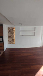 Photo de galerie - Création de 3 niches en placo avec mise en place de nombreuses prises et ́d'un éclairage pour mettre en évidence les pierres apparentes. 