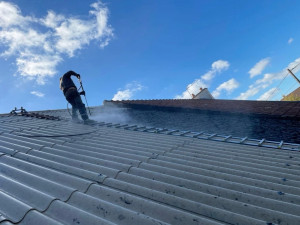 Photo de galerie - Nettoyage de cette toiture en fibro amianter 