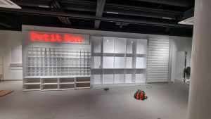 Photo de galerie - Fixation de cubes et d'étagères pour un magasin 