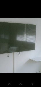 Photo de galerie - Montage d'une télé murale avec goulotte et étagère