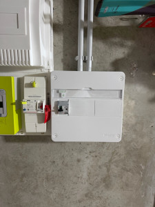 Photo de galerie - Installation d’un tableau électrique avec protection différentielle. Travail propre, conforme à la norme NF C 15-100.