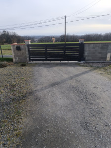 Photo de galerie - Assemblage et pose d'un coulissant 4,50, plus motorisation CAME et visiophone connecté.