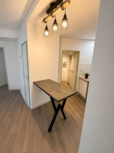 Photo de galerie - Pose de luminaire et pose d’une table 