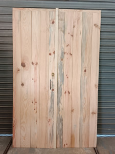 Photo de galerie - Fabrication de volets battants bois deux vantaux, avec système de fermeture.