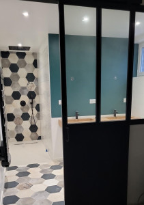 Photo de galerie - Salle de bain avec douche italienne , robinetterie encastrée noire - pose de faïence et carrelage- électricité et plomberie