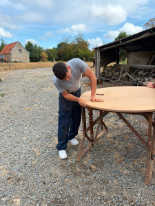Photo de galerie - Décapage d’une table en chêne 