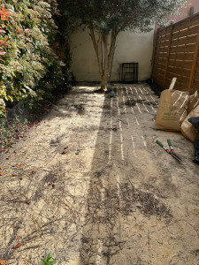 Photo de galerie - Pose du gazon synthétique avant 