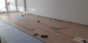 Photo de galerie - Pose de parquet flottant en cours – préparation et alignement précis