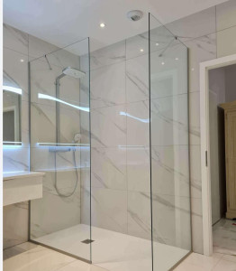 Photo de galerie - Pose fenêtre trempé douche