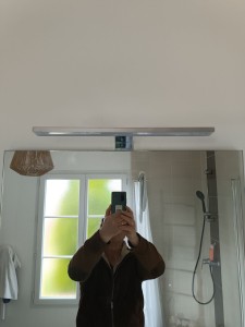 Photo de galerie - Installation luminaire miroir salle de bain 