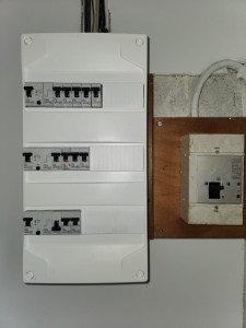 Photo de galerie - Tableau triphasé remplacé, tableau neuf avec de nouvelles lignes électriques tirées pour une remise aux normes totale.