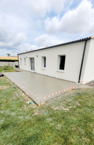 Photo de galerie - Réalisation terrasse Béton 42m2 
Béton MACROFIB.
(79)