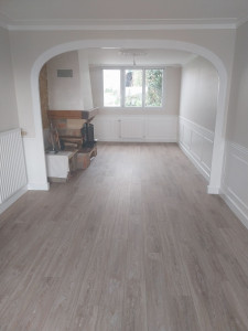 Photo de galerie - Pose de sol pvc,et des corniches, moulures, rosaces  et application de peinture satinée. 